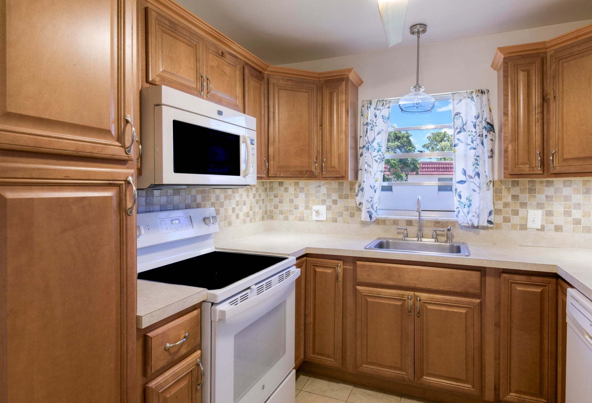 Unit 1615 photo 2