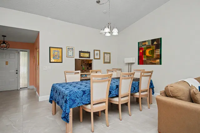 Residence photo 12