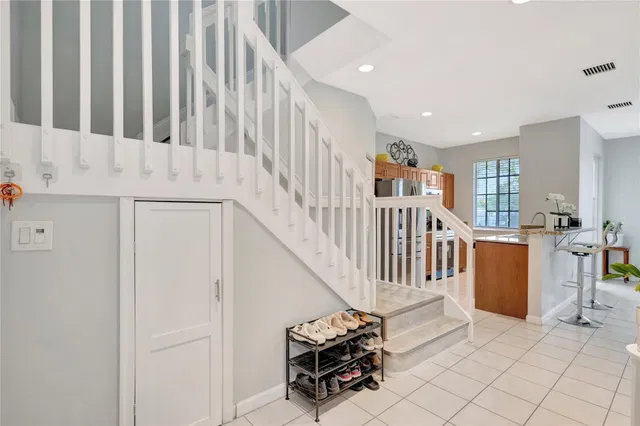 Unit 2037 photo 6