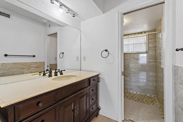 Unit 131 photo 17