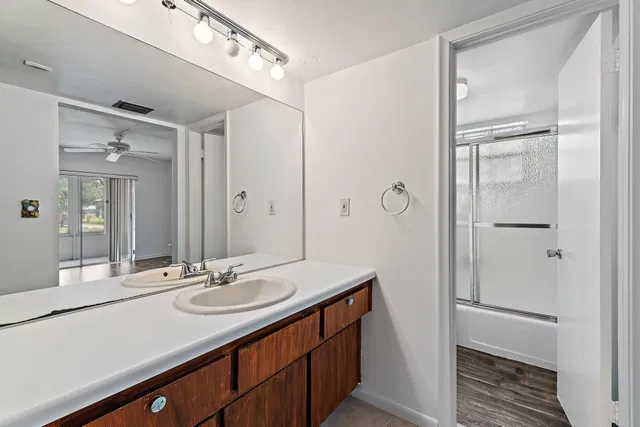 Unit 131 photo 24