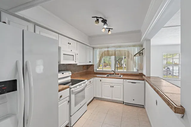 Unit 131 photo 11