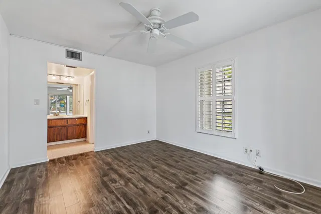 Unit 131 photo 22