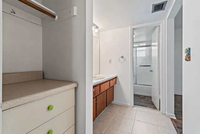 Unit 131 photo 23