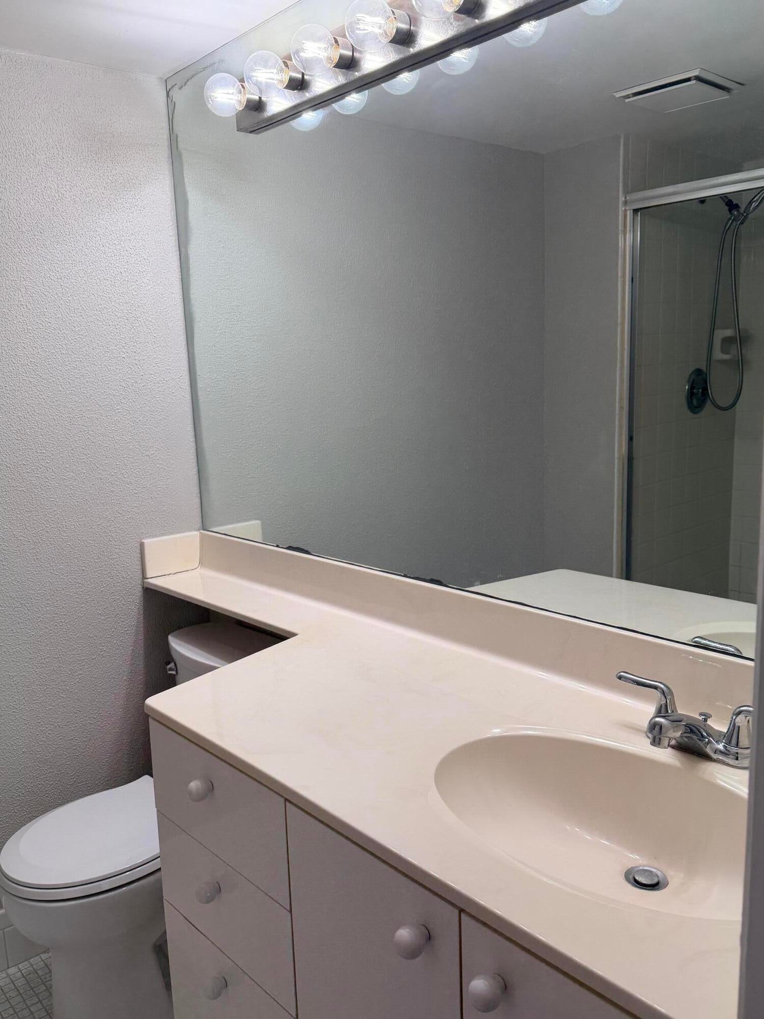 Unit 604 photo 11