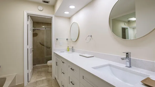 Unit 208 photo 15