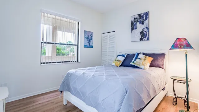 Unit 208 photo 16