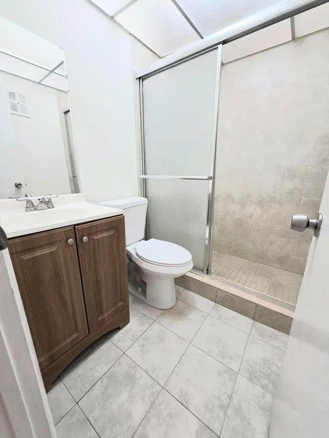 Unit 0270 photo 2
