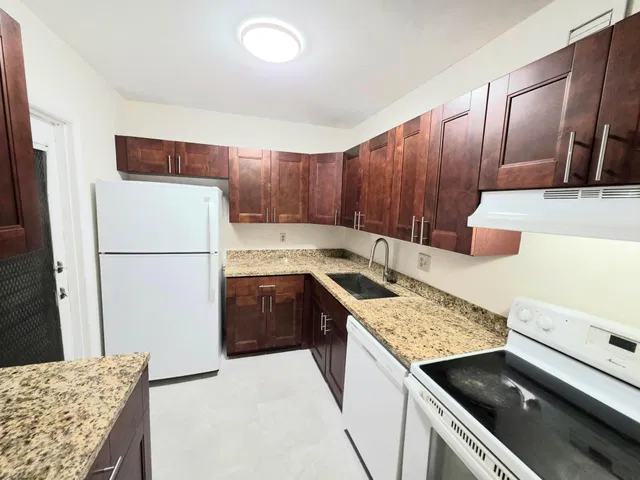 Unit 0270 photo 3