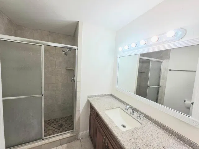 Unit 0270 photo 9