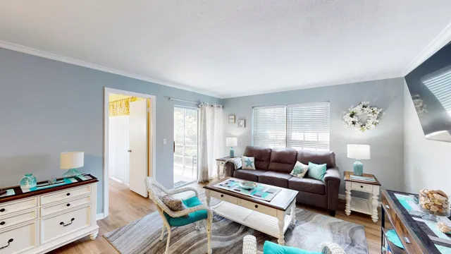 Unit 121 photo 4