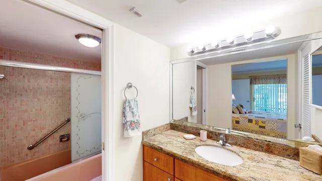 Unit 121 photo 8
