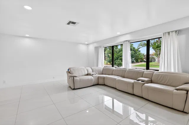  Residence photo 8