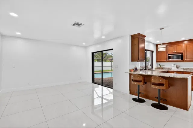  Residence photo 9