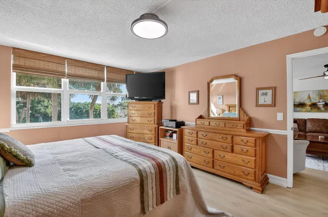 Unit 208 photo 20