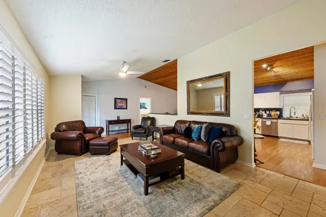 Residence photo 3