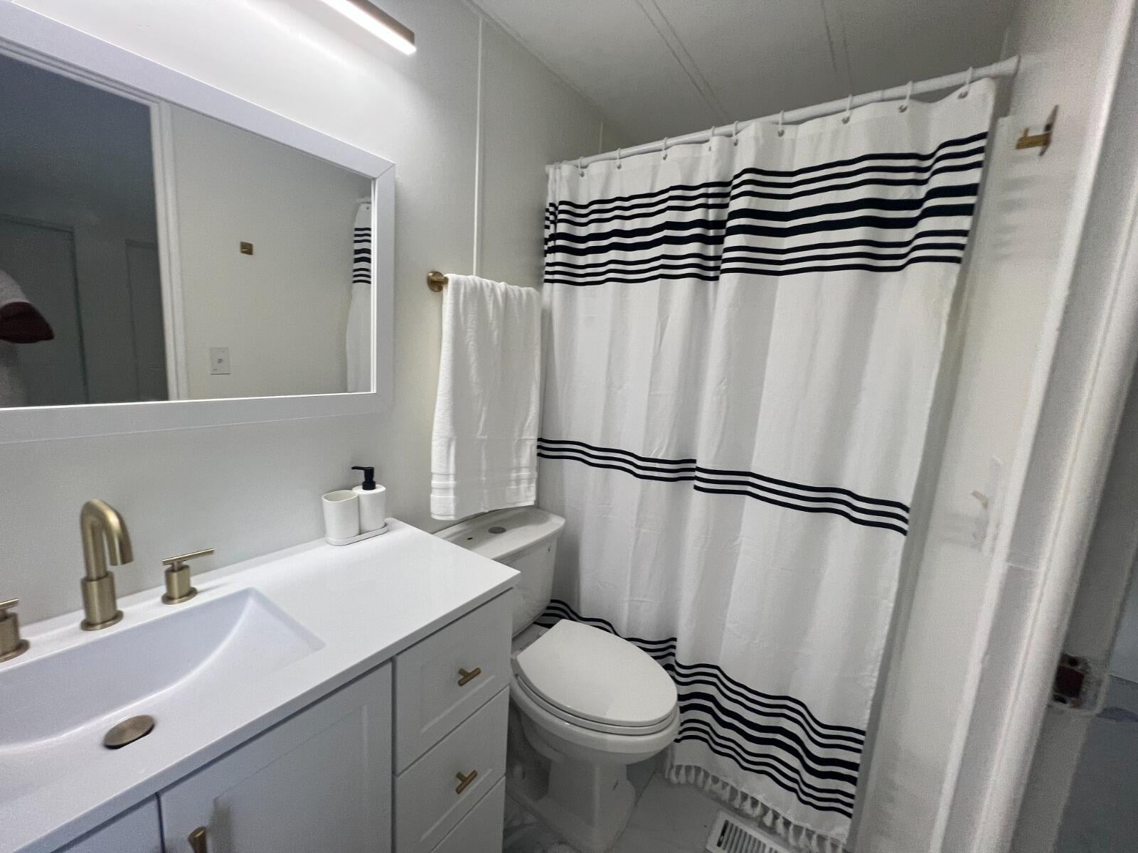  Unit 812 photo 8