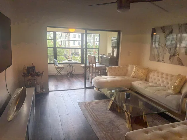 Unit 225 photo 3