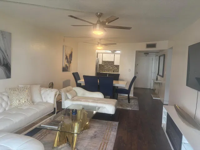 Unit 225 photo 4