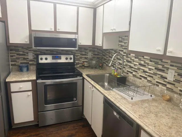 Unit 225 photo 8