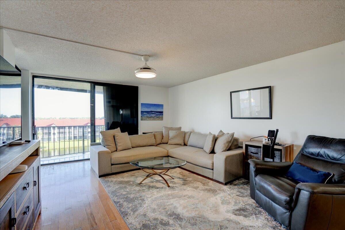  Unit 515 photo 16