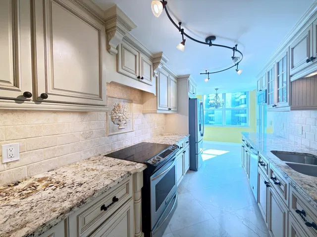 Barclay Condo Unit 410 photo 7