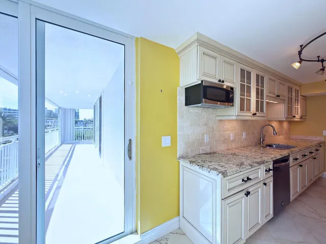 Barclay Condo Unit 410 photo 9