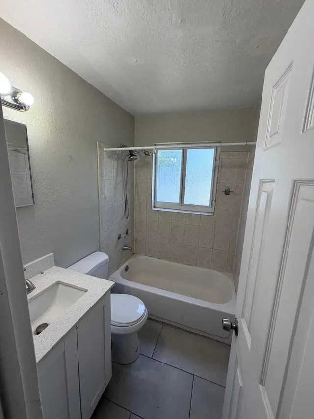 Unit B photo 4