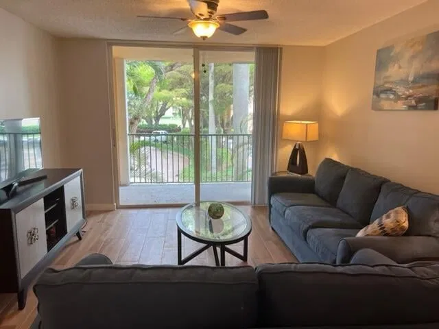 Unit 206 photo 4
