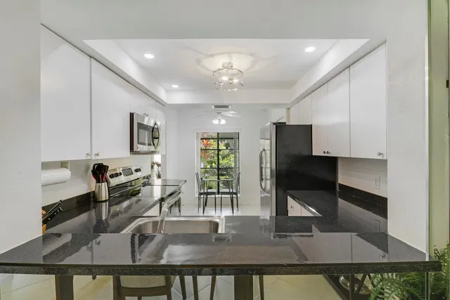 Unit 412 photo 10