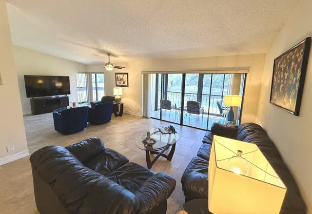 Unit 221 photo 6