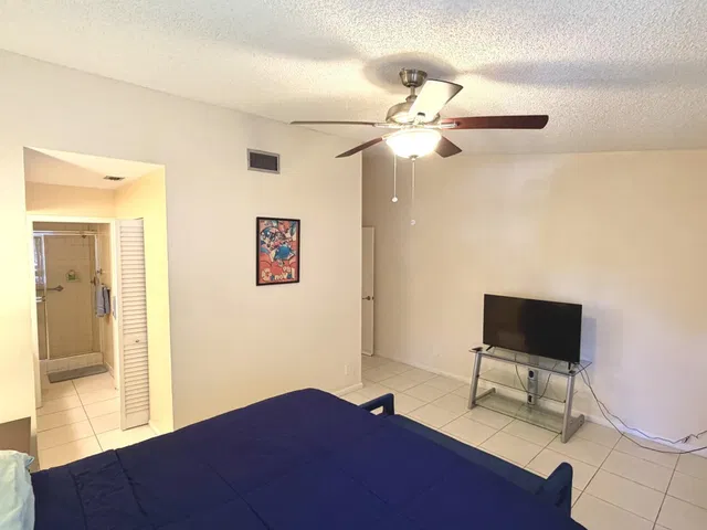 Unit 221 photo 22