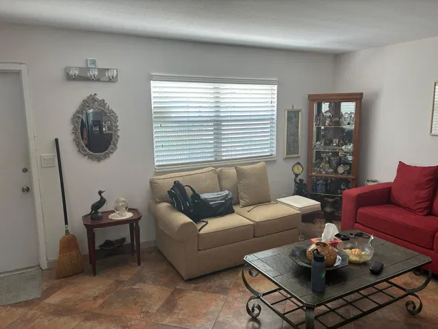 Unit 283 photo 3