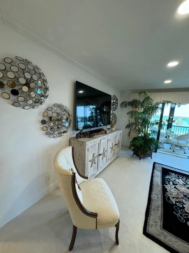 Unit 404 photo 14