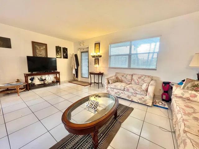Unit 259 photo 8
