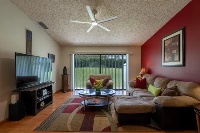 Residence photo 25