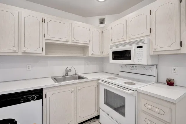 Unit E108 photo 27