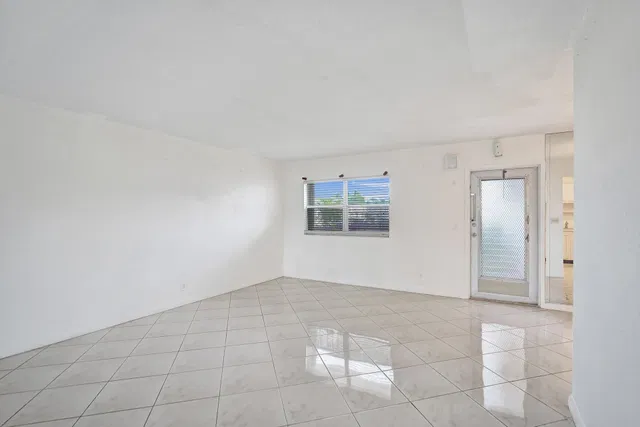 Unit E108 photo 30