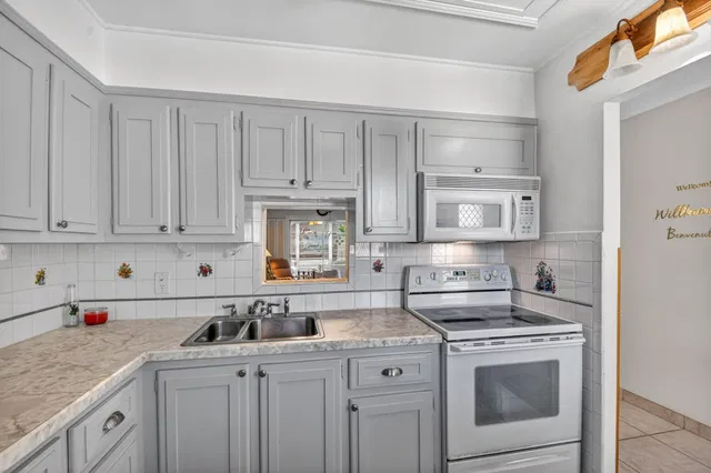 Unit 204 photo 10