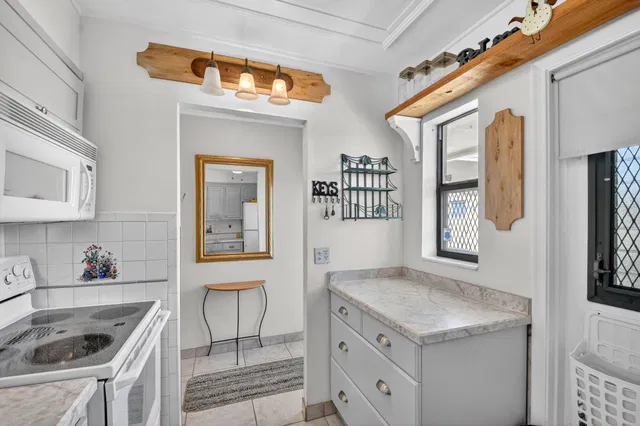 Unit 204 photo 11