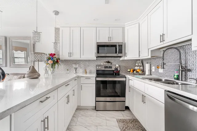 Unit 1012 photo 6