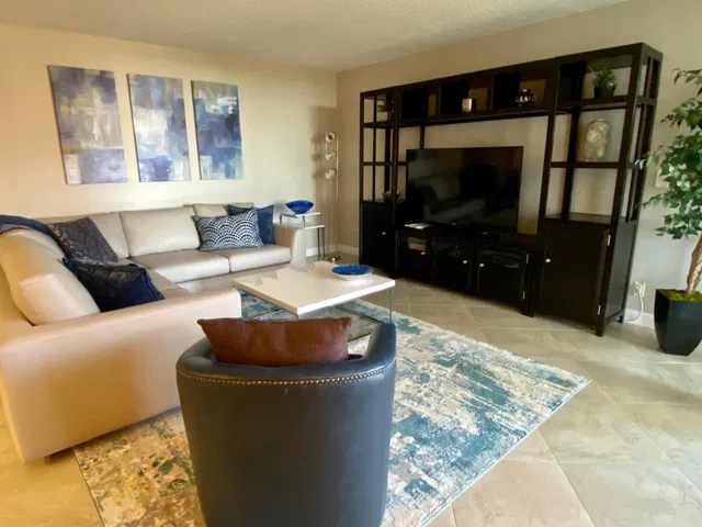 Unit Apt 502 photo 8