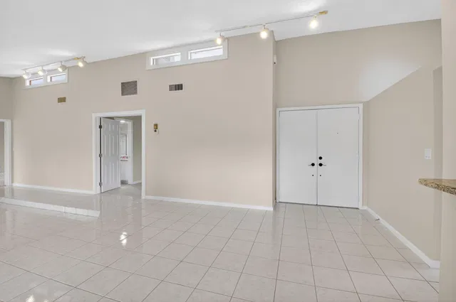 Residence photo 12