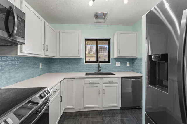 Unit B2 photo 16