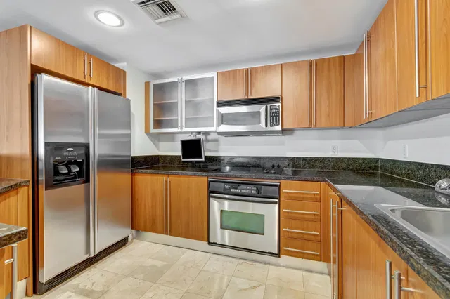 610 Clematis Unit 833 photo 12