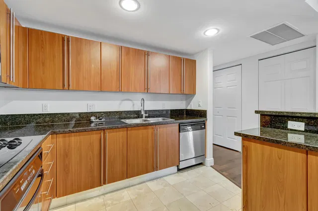 610 Clematis Unit 833 photo 15