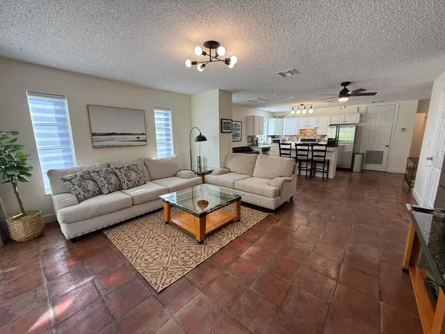 Residence photo 12