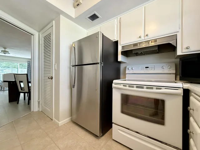 Unit 305 photo 5