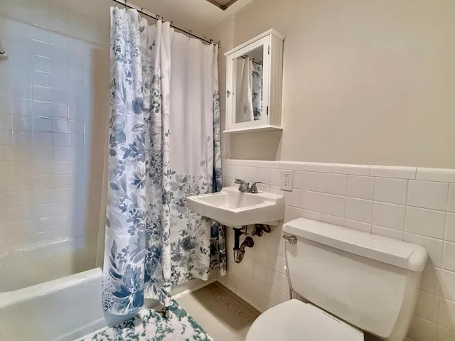 Unit 305 photo 17