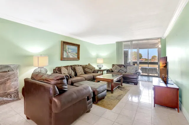Unit 209 photo 9